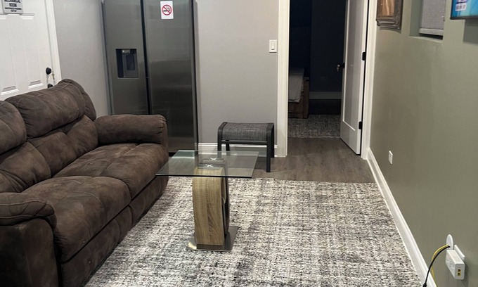 Oakland Apartment | Charming apartment with AC in vibrant Chicago. A 1-bedroom + a living room