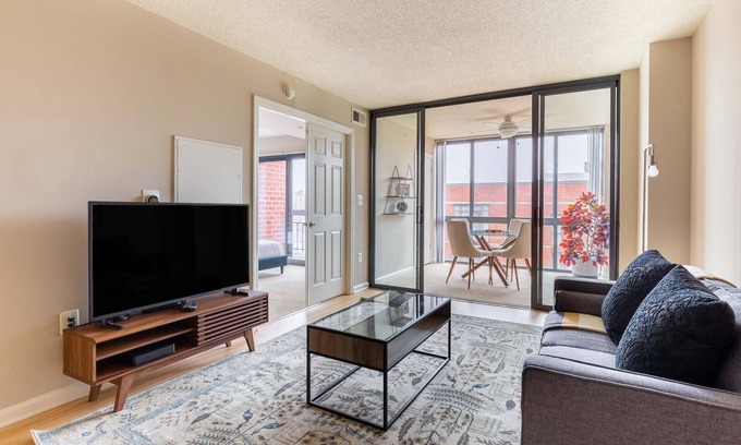 Radnor - Fort Myer Heights Apartment | Charming Arlington 1BR Apt w/Gym, 5mi to Dtwn DC