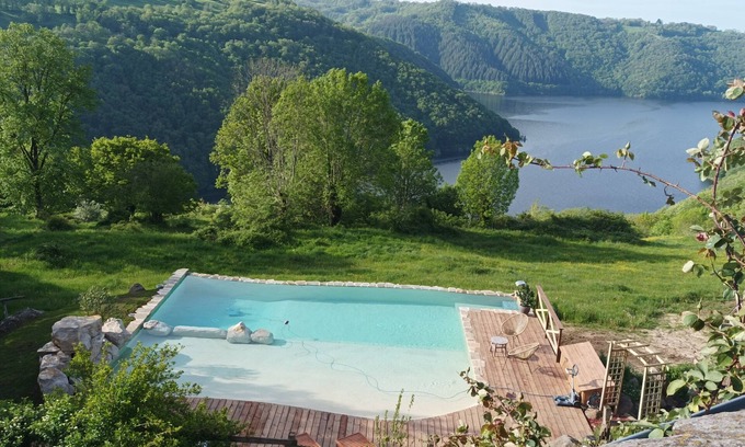 Paulhenc House | Charming atypical lakeside cottage