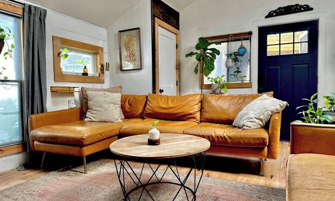 Govalle Cottage | Charming Back House . Free Bikes . Tesla Charger