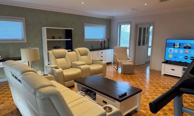 Bell Post Hill Villa | Charming Bay-View Stay near Geelong Ring Road