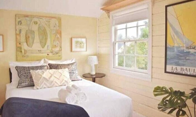 Richmond Beach House | Charming Beach Cottage w/Ocean Views & Sauna!