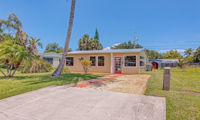Rock Ridge House | Charming, beachy cottage with a full kitchen, central AC, & washer/dryer