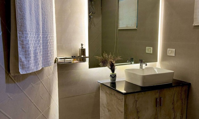 Kalkaji Bed & Breakfast | Charming bed & breakfast with AC and WiFi in serene New Delhi