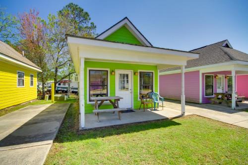 Biloxi Apartment | Charming Biloxi Studio with Community Pool and Lake!