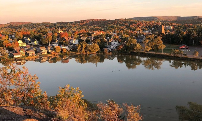 Ishpeming House | Charming Bluff home with view of Lake Bancroft