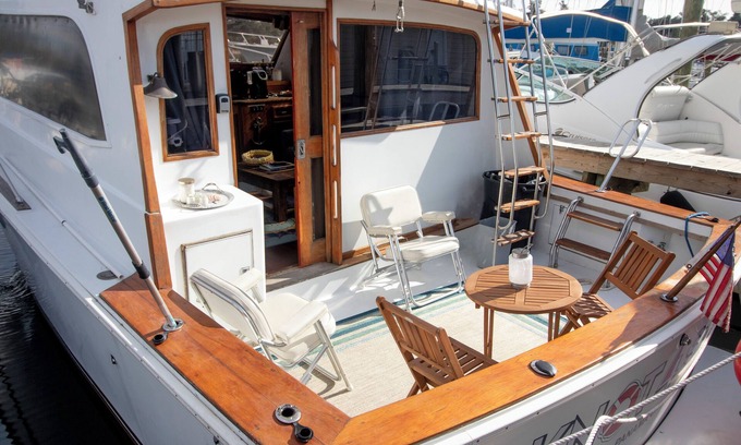 Panama City Boat Rental | Charming boat with AC and WiFi in wonderful Panama City