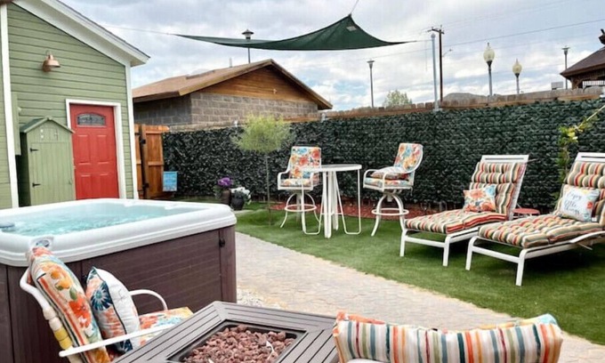 De Beque Hotel | Charming Boutique Hotel with Private Hot Tubn