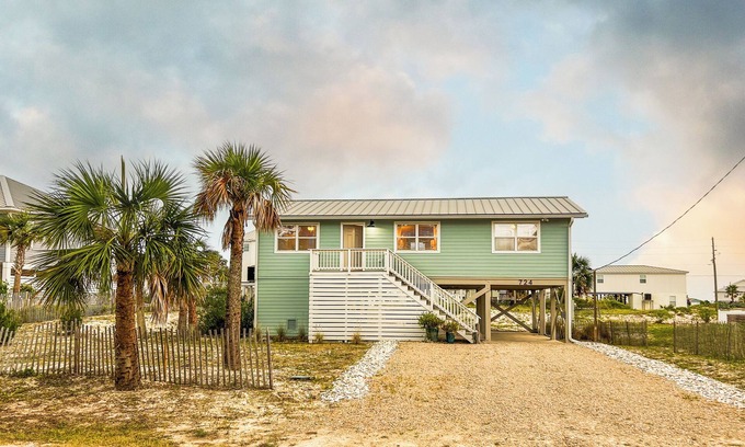 East End House | Charming bungalow, best of St George Island! Views of the Bay and Beach!