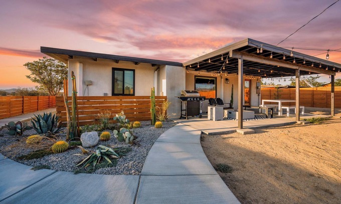 Joshua Tree House | Charming Bungalow! ENDLESS VIEWS, Hot Tub, Fire Pit!