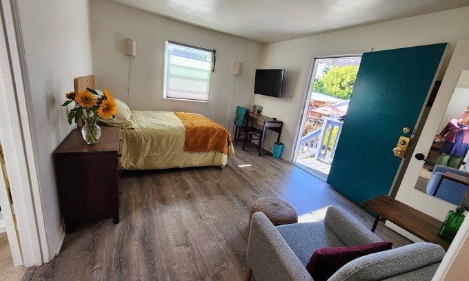 Broadmoor District House | Charming bungalow in San Leandro w/WiFi, near BART, downtown, hospitals & more!