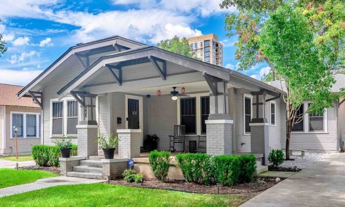 Mahncke Park House | Charming Bungalow Near Riverwalk, Zoo & The Pearl
