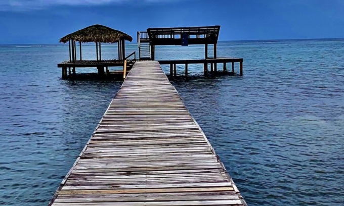 Antoneys Cay House | Charming bungalow with 2 bedrooms and WiFi, AC in Sandy Bay, closest to the pool