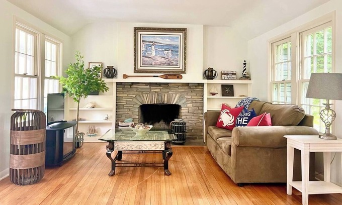 Fort Erie House | Charming Bunk Cottage on Beautiful Bay Beach!