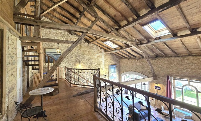 Champagnac-de-Belair Cottage | Charming cottage with green courtyard, near river