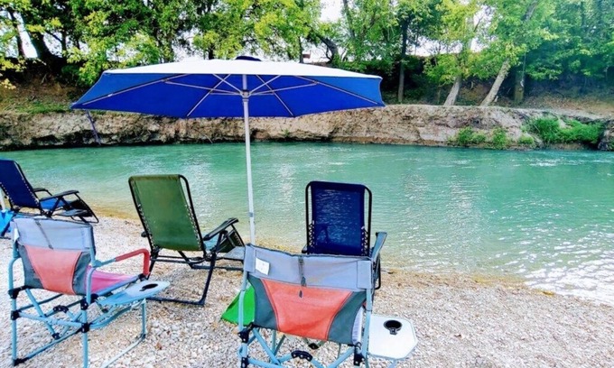 Prairie Lea Cabin | Charming Cabin on the San Marcos River, comfortable, clean, fun, lots to do! L4