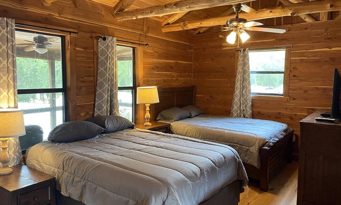 Prairie Lea Cabin | Charming Cabin on the San Marcos River with large back screened-in deck! - L2