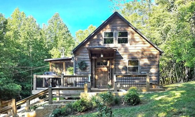 Dahlonega Cabin | Charming cabin with a loft, fire pit and creek in enchanting Dahlonega