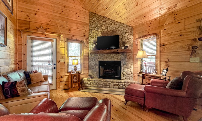 McCaysville Cabin | Charming cabin with private hot tub, high-speed WiF & central AC - dog-friendly