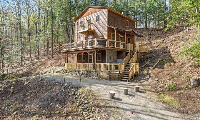 Warrensburg House | Charming cabin with three river-view decks & private setting