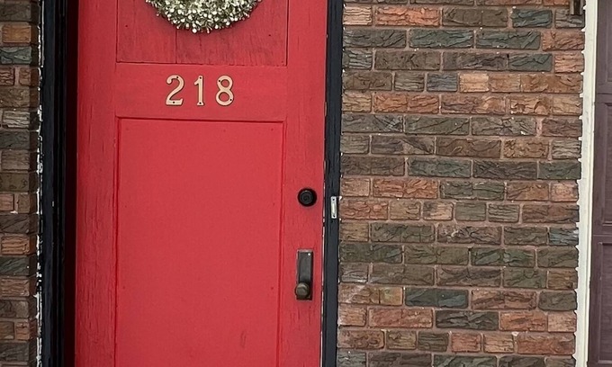 Davenport House | Charming Carriage House near VanderVeer Park