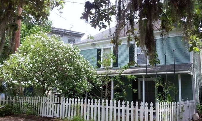 Neartown Cottage | Charming Carriage House in Montrose/Midtown near arts, bars, dwntwn, med center