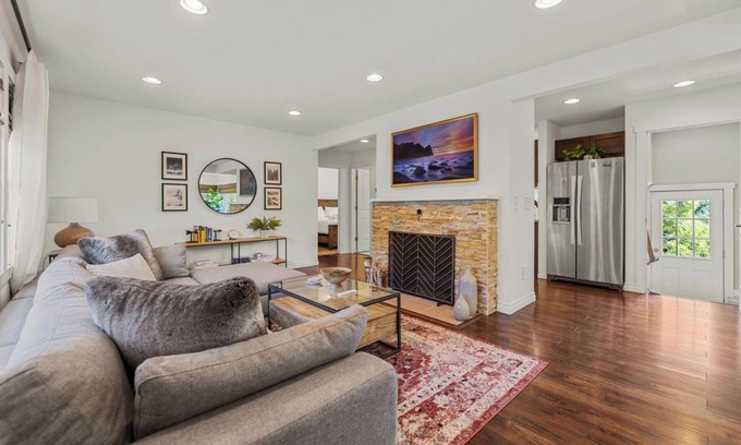 Vancouver House | Charming Centrally Located 2-bedroom House With Beautiful Valley View