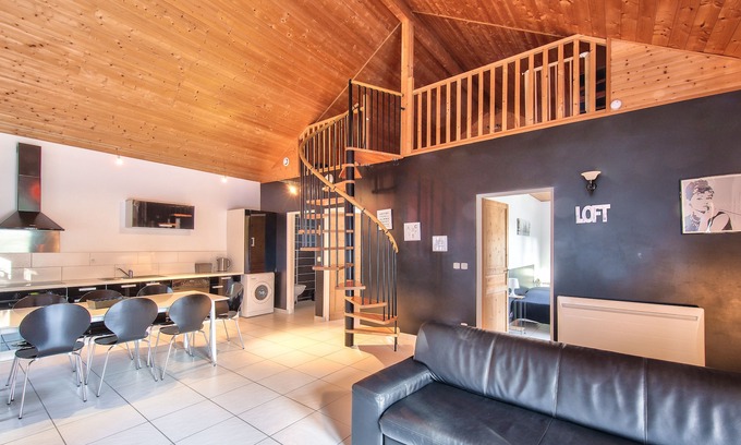 Ney Ski Chalet | Charming Chalet in Ney with Pool Access