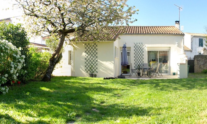 Arvert House | Charming Charentaise house with pretty enclosed garden, pets welcome