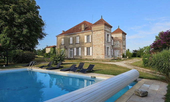 Golfech Other | Charming chateau, spacious and pleasant. Heated swimming pool. Promos and discounts.