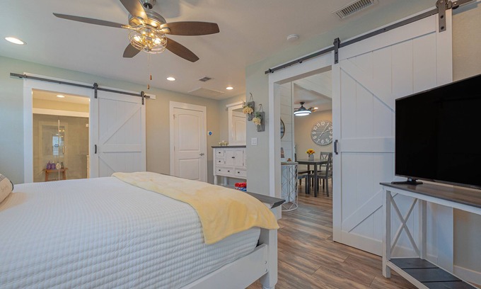 Palm Harbor House | Charming coastal home min from beach and bay! Sleeps 9!