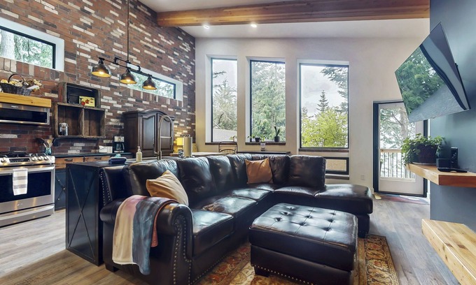 Sequim Hotel | Charming Coastal Retreat with Waterfront Views in Sequim