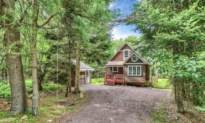 Mount Pocahontas Cottage | Charming Colville Cottage with King Bed/Deck/Pet Friendly!