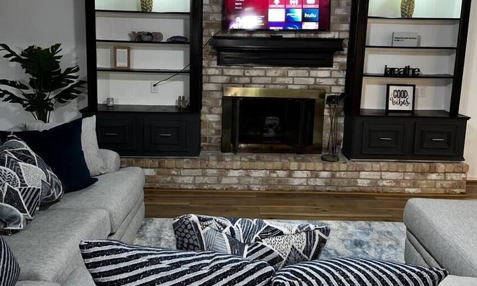 Atascocita House | Charming & Comfy 4bed home w/ indoor fireplace