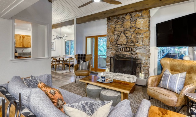 Incline Village Condo | Charming condo near the lake with grill, full kitchen, & W/D