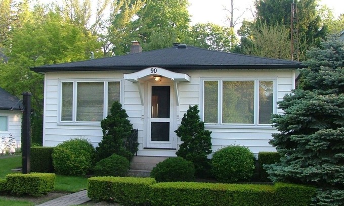 Historic Old Town Cottage | Charming Cottage in Fabulous Location in Niagara on the Lake
