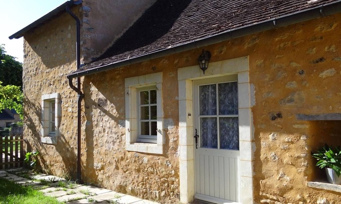 Asnieres sur Vegre Cottage | Charming Cottage in Historic Asnières-sur-Vègre with Modern Amenities
