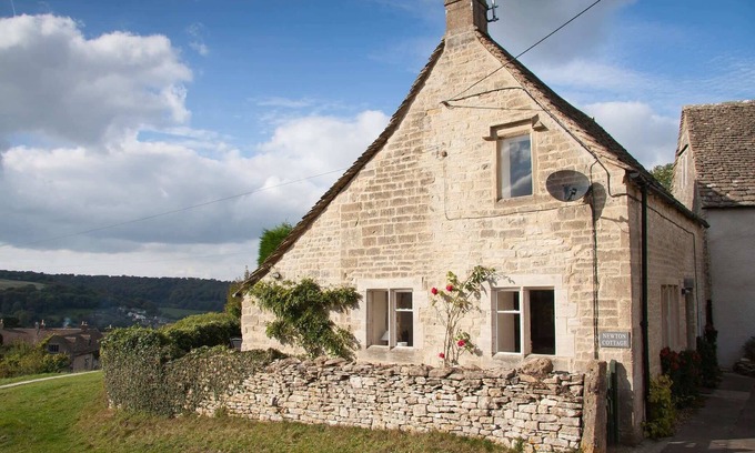 Inchbrook House | Charming Cotswold Stone Cottage | Dog Friendly