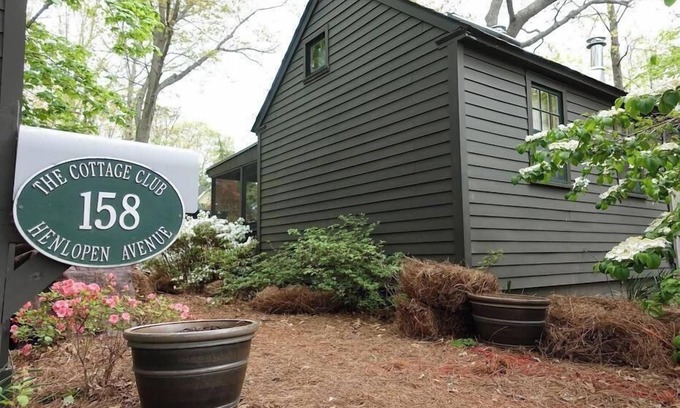 The Pines Cottage | Charming Cottage Club, Steps to Beach & Shops, Private Porch & Loft Bedroom!