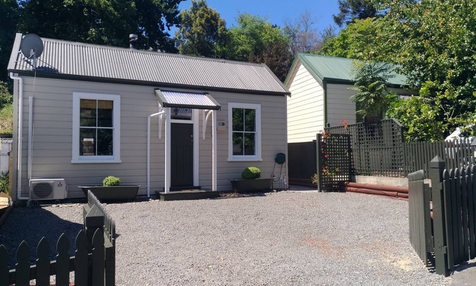 Bluff Hill Cottage | Charming cottage central to all beautiful Napier has to offer. Pet Friendly 😀