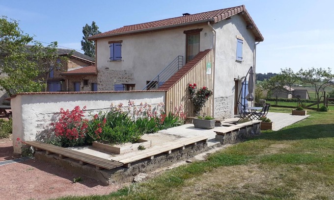 Dance Cottage | Charming Cottage with Modern Amenities, High-Speed Internet, and Scenic Trails nearby in Vézelin-sur-Loire