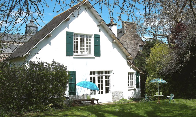 Plenee-Jugon Cottage | Charming Cottage in the centre of a village with a Large Secluded Garden