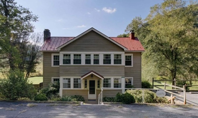 Warm Springs House | Charming Cottage in the Village of Warm Springs with Warm Thermal Spring