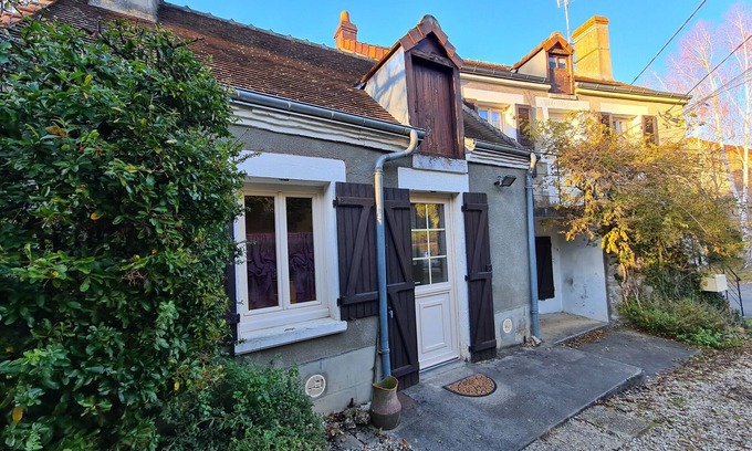 Briantes Cottage | Charming Cottage in Berry: Fireplace, Near Golf & Spa, Sleeps 6, Parking Included