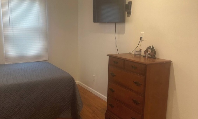 Kenner - Louis Armstrong International Airport Cottage | Charming cottage in Kenner with AC and WiFi. Enjoy your stay