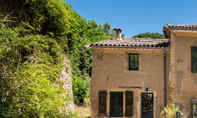 Colognac House | Charming cottage in lush countryside surrounded by llamas