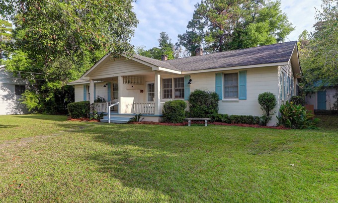Summerville Cottage | Charming Cottage in Historic Summerville! 2-Bed 2-Bath Walk to shopping/dining!
