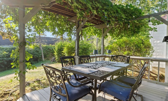 Charlestown Cottage | Charming Cottage on Freshwater Pond in Charlestown