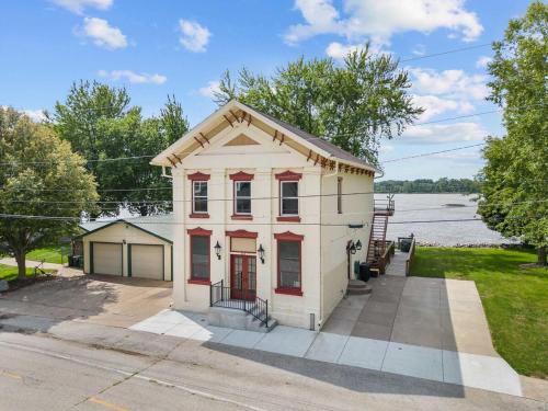 Hampton House | Charming Cottage on the Mississipi River
