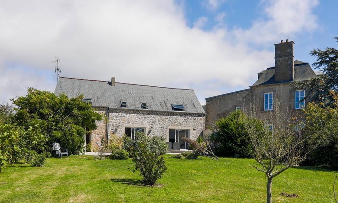 Flamanville Cottage | Charming cottage with private garden, WiFi, parking, pets allowed in Flamanville